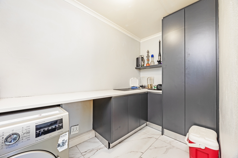 To Let 5 Bedroom Property for Rent in Haasendal Western Cape